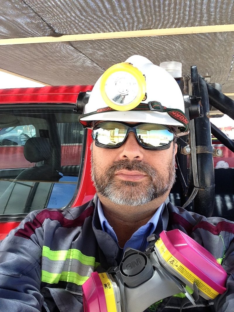 Andrés López Ugalde en faena, con casco, lentes de seguridad y respirador