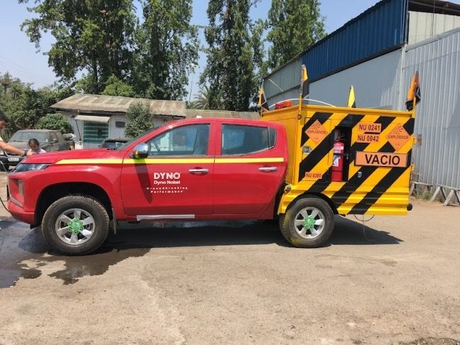 Camioneta equipada con carrocería para transporte de explosivos